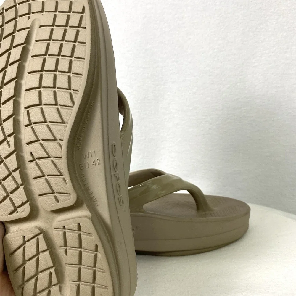 OOFOS sandals excellent